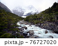トーレス・デル・パイネ国立公園の渓流 76727020