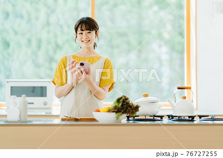 キッチン　若い　女性 76727255