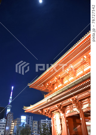 ライトアップされた浅草寺の夜景 宝蔵門とスカイツリー ライトアップされた浅草寺の夜景 宝蔵門とスカイツリー 76727542