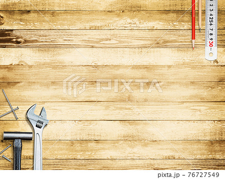 DIYをイメージした工具と木目の背景素材 - 複数のバリエーションがあります 76727549
