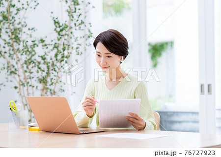 テレワークするミドルのビジネスウーマン　 76727923