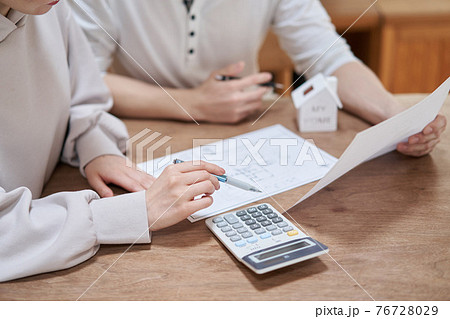 住宅購入を考えるアジア人の夫婦 住宅購入を考えるアジア人の夫婦 76728029