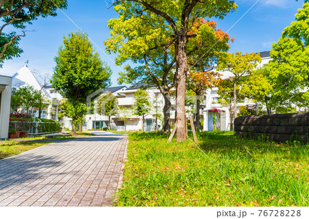 爽やかな新緑の遊歩道 環境に恵まれた素敵な住宅街 爽やかな新緑の遊歩道 環境に恵まれた素敵な住宅街 76728228