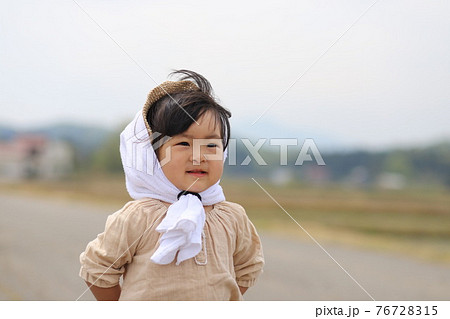 田植えを手伝う子ども 田植えを手伝う子ども 76728315