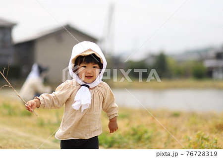 田植えを手伝う子ども 76728319