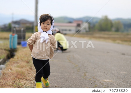 田植えを手伝う子ども 76728320