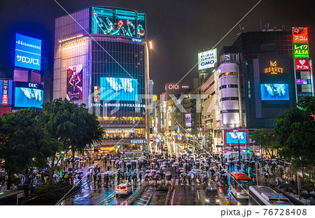 日本の東京都市景観 まん延防止下。世界の死者数300万人を超え…大雨でも多くの人出=4月17日、渋谷 日本の東京都市景観 まん延防止下。世界の死者数300万人を超え…大雨でも多くの人出=4月17日、渋谷 76728408