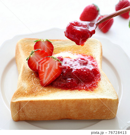 いちごジャムトースト 76728413