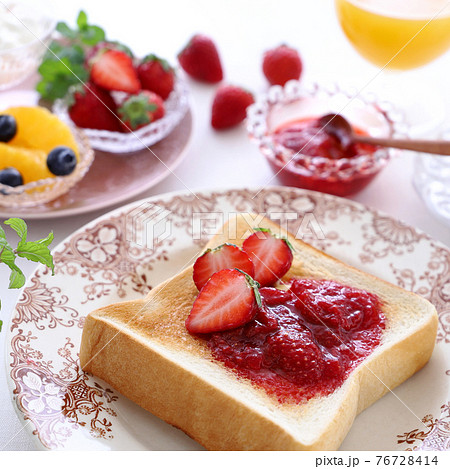いちごジャムトースト いちごジャムトースト 76728414