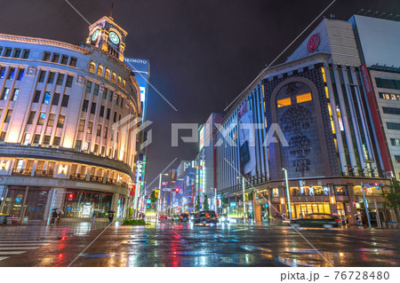 日本の東京都市景観 まん延防止下。解除後最多続出…雨でも人出は絶えない=4月17日、銀座 日本の東京都市景観 まん延防止下。解除後最多続出…雨でも人出は絶えない=4月17日、銀座 76728480