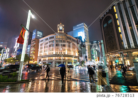 日本の東京都市景観　まん延防止下。解除後最多続出…夜8時以降、雨でも人出は絶えない＝4月17日、銀座 76728513