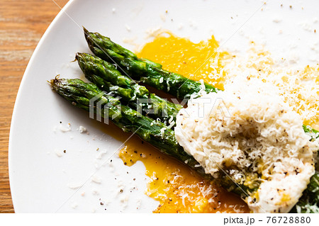 グリーンアスパラガスのビスマルク風 76728880