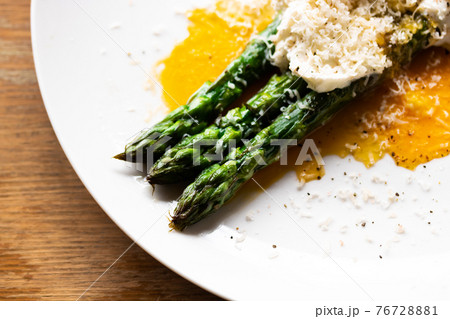 グリーンアスパラガスのビスマルク風 76728881