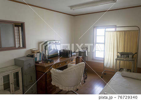 昭和52年　学校の保健室　診察台　アンティーク レトロな医院の診察室 の写真素材 [76729340] - PIXTA