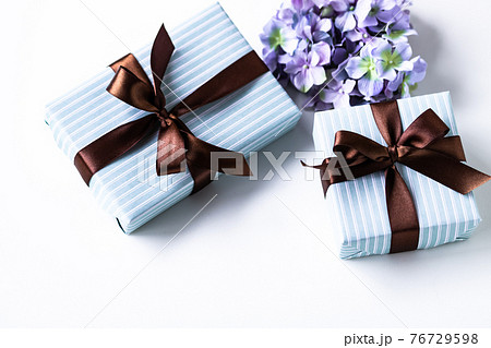 父の日ギフトとあじさいの花(造花) 父の日ギフトとあじさいの花(造花) 76729598