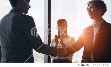 握手するビジネスパーソン 76730375