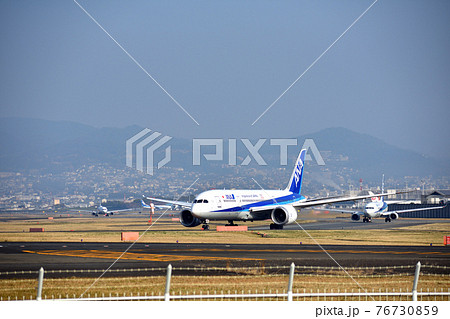 伊丹空港で離陸待ちの全日空機 伊丹空港で離陸待ちの全日空機 76730859