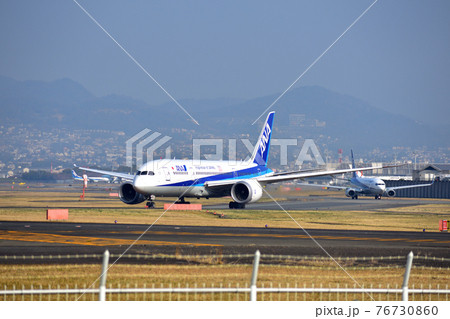 伊丹空港で離陸待ちの全日空機 76730860