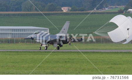 オランダ空軍F-16AMデモチーム着陸 76731566