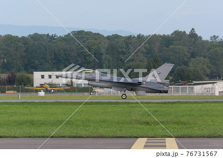 オランダ空軍F-16AMデモチーム着陸 76731567