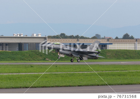 オランダ空軍F-16AMデモチーム着陸 76731568