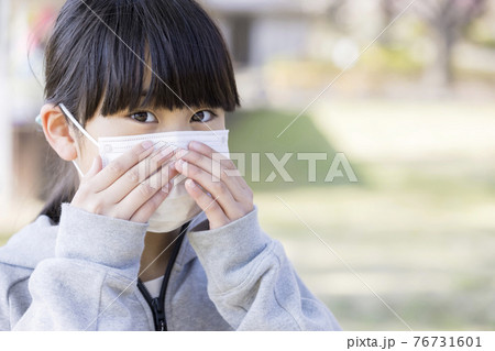 マスクをする小学生女の子 マスクをする小学生女の子 76731601