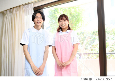 エプロン姿の男女 エプロン姿の男女 76731957