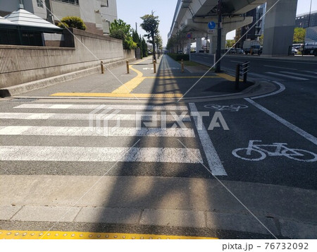 事故をなくそう。自転車専用道路と横断歩道。都市部の交通事情。 事故をなくそう。自転車専用道路と横断歩道。都市部の交通事情。 76732092