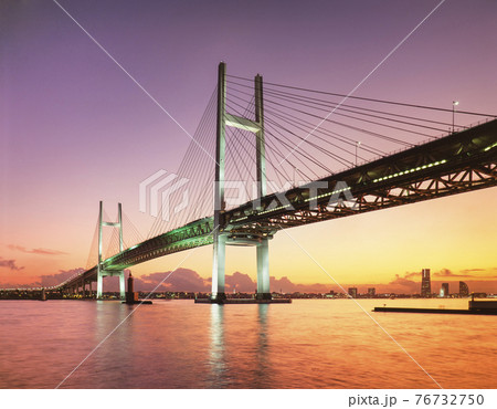 神奈川県　横浜市　ベイブリッジと横浜市街の夕景 76732750