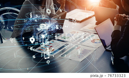 ビジネスネットワーク　会議する人々 76733323