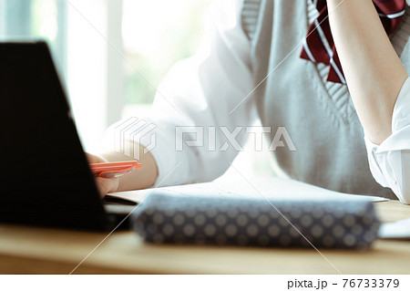 勉強する女子学生の手もと 76733379