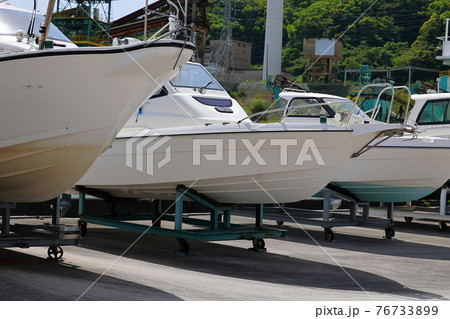 マリーナ 丘に上げた船 クルーザー マリーナ 丘に上げた船 クルーザー 76733899