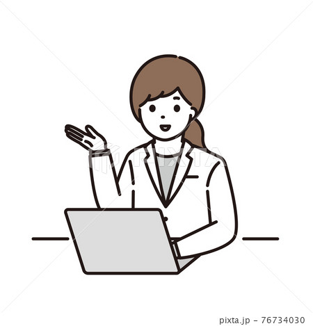 ノートパソコンの前で説明をする女性薬剤師 76734030
