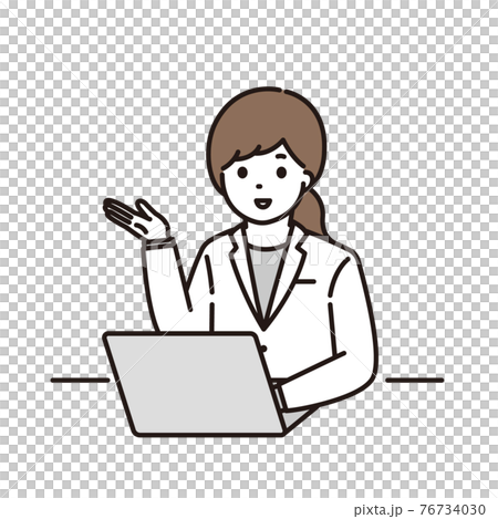 ノートパソコンの前で説明をする女性薬剤師 76734030