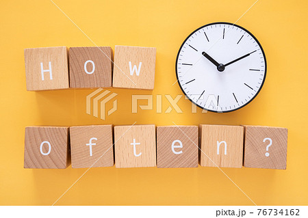 頻度、回数|「How often?」と書かれた積み木ブロックと時計 頻度、回数|「How often?」と書かれた積み木ブロックと時計 76734162