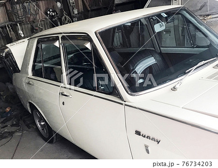 自動車整備レトロ車サニー 76734203