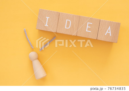 アイデア、発想｜「IDEA」と書かれた積み木と人型のオブジェと毛糸 76734835