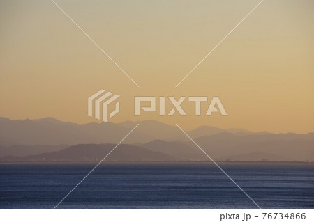 兵庫県淡路島 夕暮れに南淡路水仙ラインから徳島方面を望む 兵庫県淡路島 夕暮れに南淡路水仙ラインから徳島方面を望む 76734866