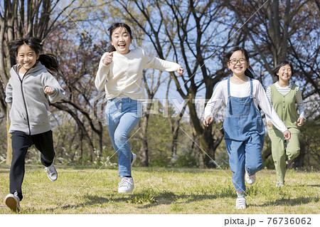 野原を思いっきり走る子供達 76736062