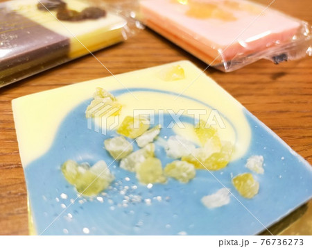 色鮮やかなチョコレートのクローズアップ 色鮮やかなチョコレートのクローズアップ 76736273