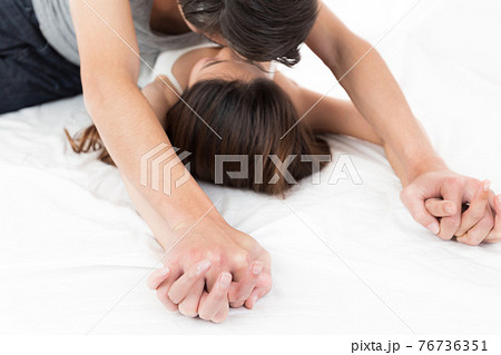 抱き合うカップル 76736351