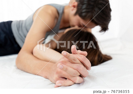 ベッドでキスするカップル 76736355