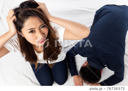 土下座する男性と怒る女性 76736373