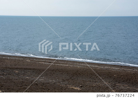 波打ち際と水平線　オホーツク海 76737224