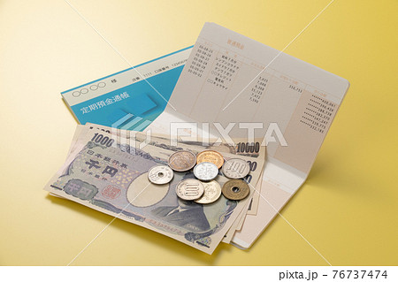お金と通帳のイメージ写真 76737474