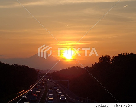 神奈川県茅ヶ崎市の国道134号線の向こうに落ちる春の夕陽と霞む富士山【4月】 神奈川県茅ヶ崎市の国道134号線の向こうに落ちる春の夕陽と霞む富士山【4月】 76737557