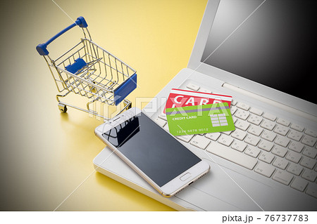 パソコンとショッピングカート　ネット通販のイメージ 76737783