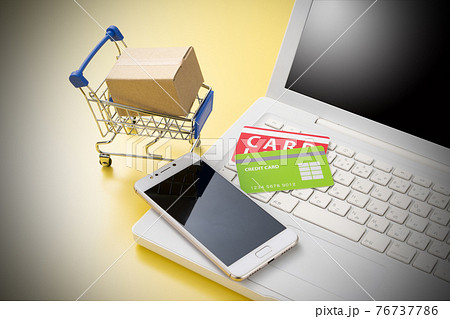 パソコンとショッピングカート　ネット通販のイメージ 76737786
