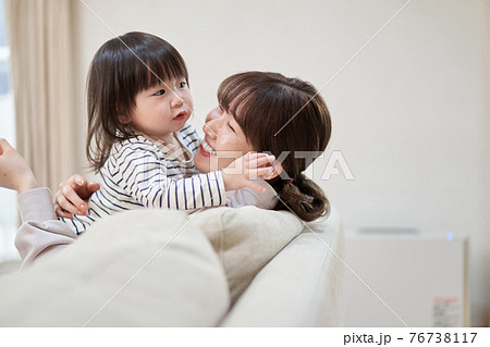 ママに抱きつくアジア人の子供の写真素材