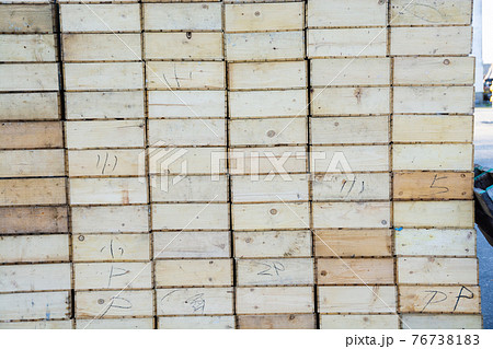 積み上げられた魚箱 76738183